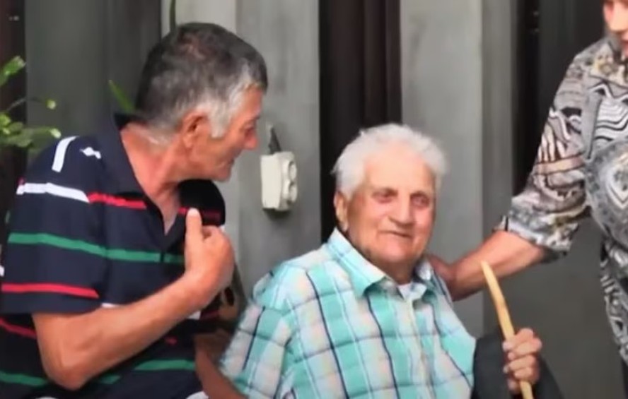 Vasile Gorgos voltou para casa, na Romênia, com a mesm roupa com que sumira 30 anos antes
