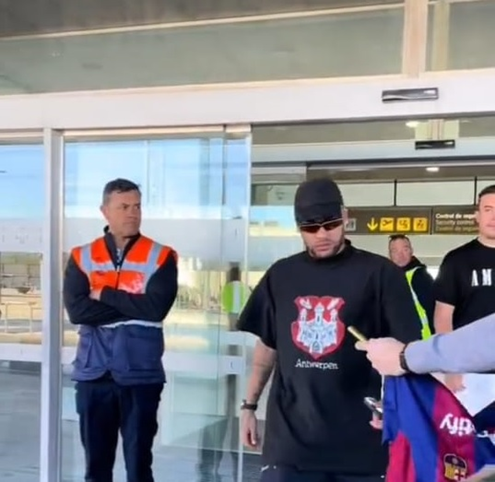 Neymar na chegada ao aeroporto em Barcelona — Foto: reprodução/ instagram