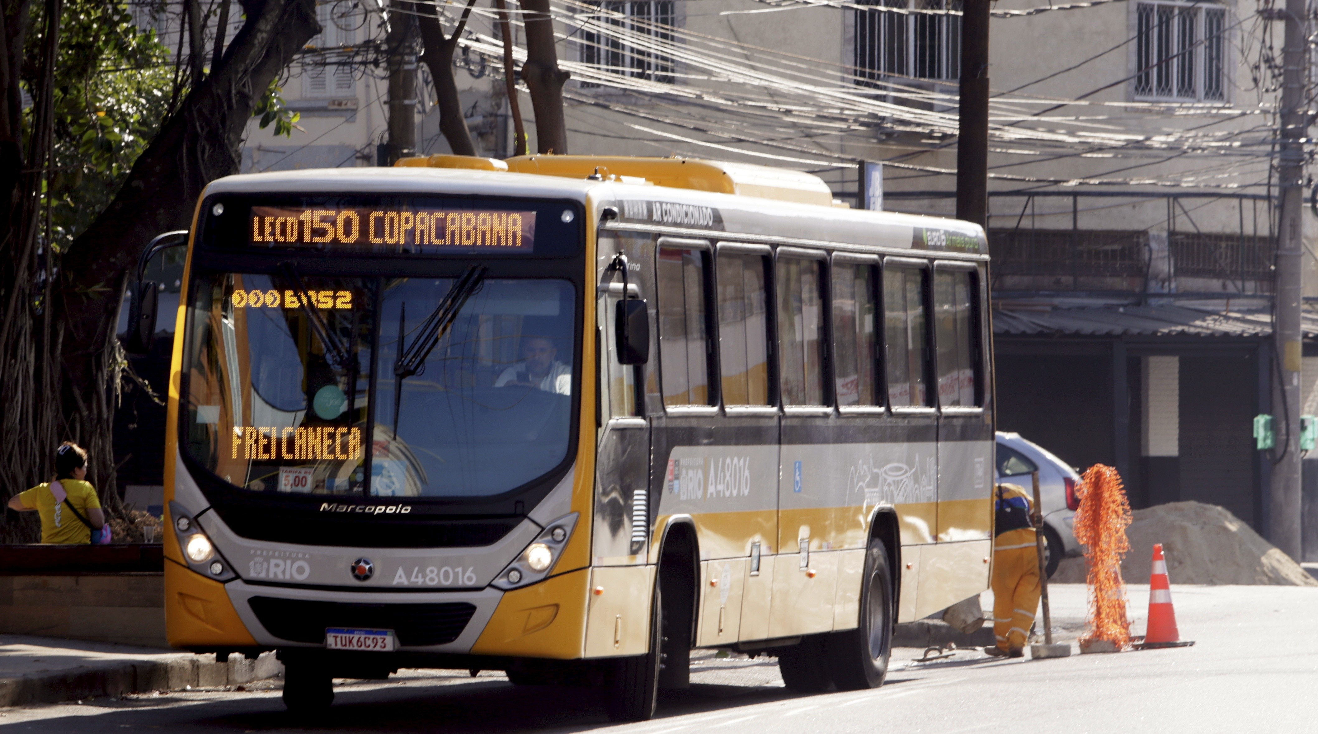 Ônibus do Rio circulam com horários de dia útil em domingo de eleições