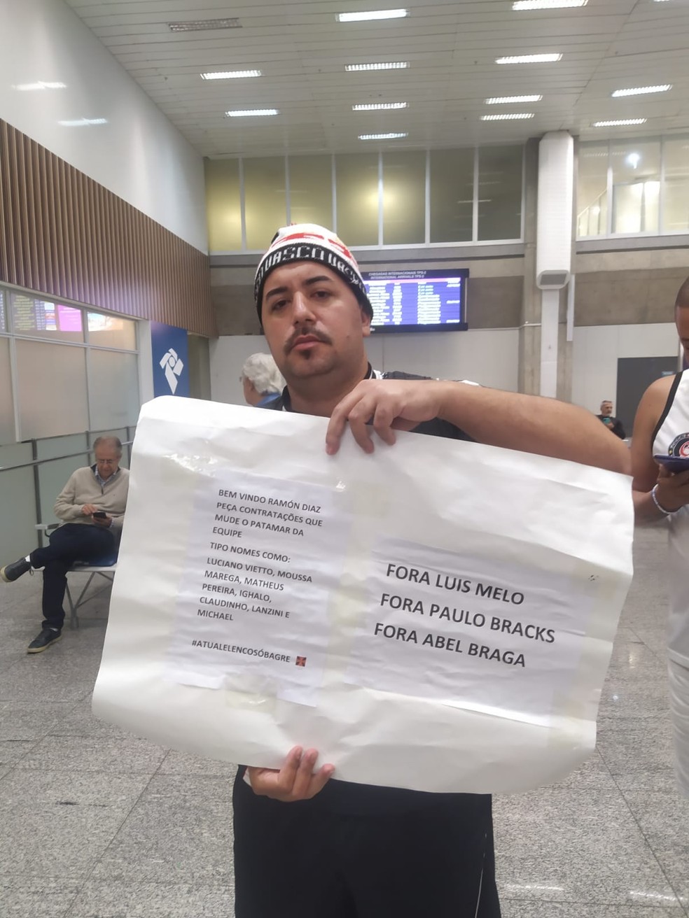 Torcedor do Vasco faz pedidos ao novo treinador, Ram&oacute;n D&iacute;az &mdash; Foto: Vitor Seta