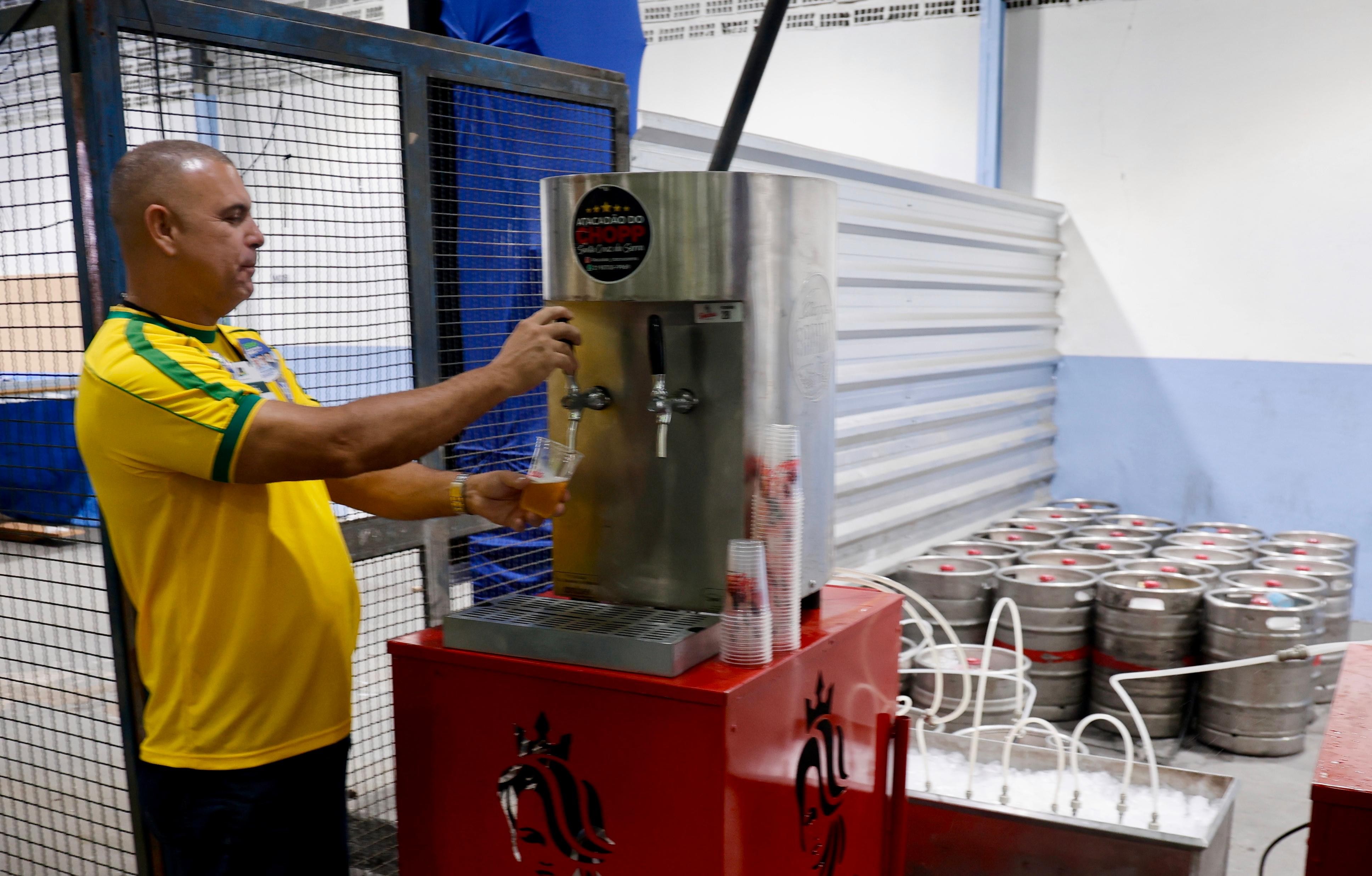 Do chope liberado ao suco de laranja, como foram os 'rolés' de domingo dos candidatos a governador do Rio