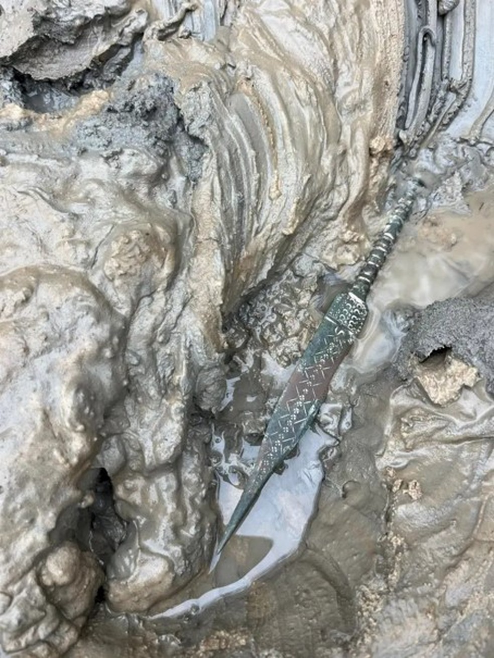 Adaga de 2.500 anos &eacute; achada por casal durante caminhada em praia da Pol&ocirc;nia &mdash; Foto: Reprodu&ccedil;&atilde;o/Museu Polon&ecirc;s de Hist&oacute;ria da Terra de Kamieńska