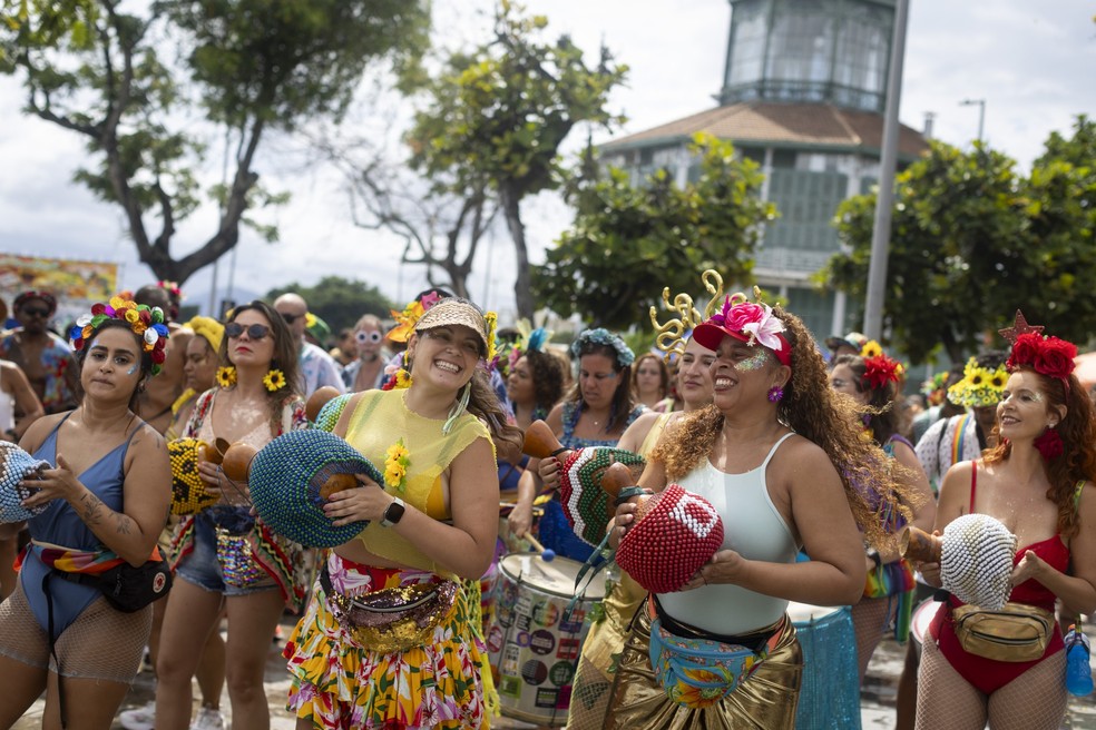 Abertura não oficial do carnaval do Rio leva blocos às ruas do Centro. Na foto, o bloco Vem Cá Minha Flor — Foto: Márcia Foletto