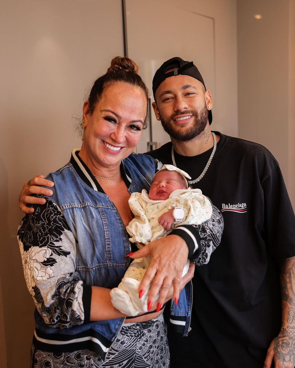 Nadine Gonçalves, mãe de Neymar, com a neta Mavie no colo — Foto: Reprodução/Redes sociais