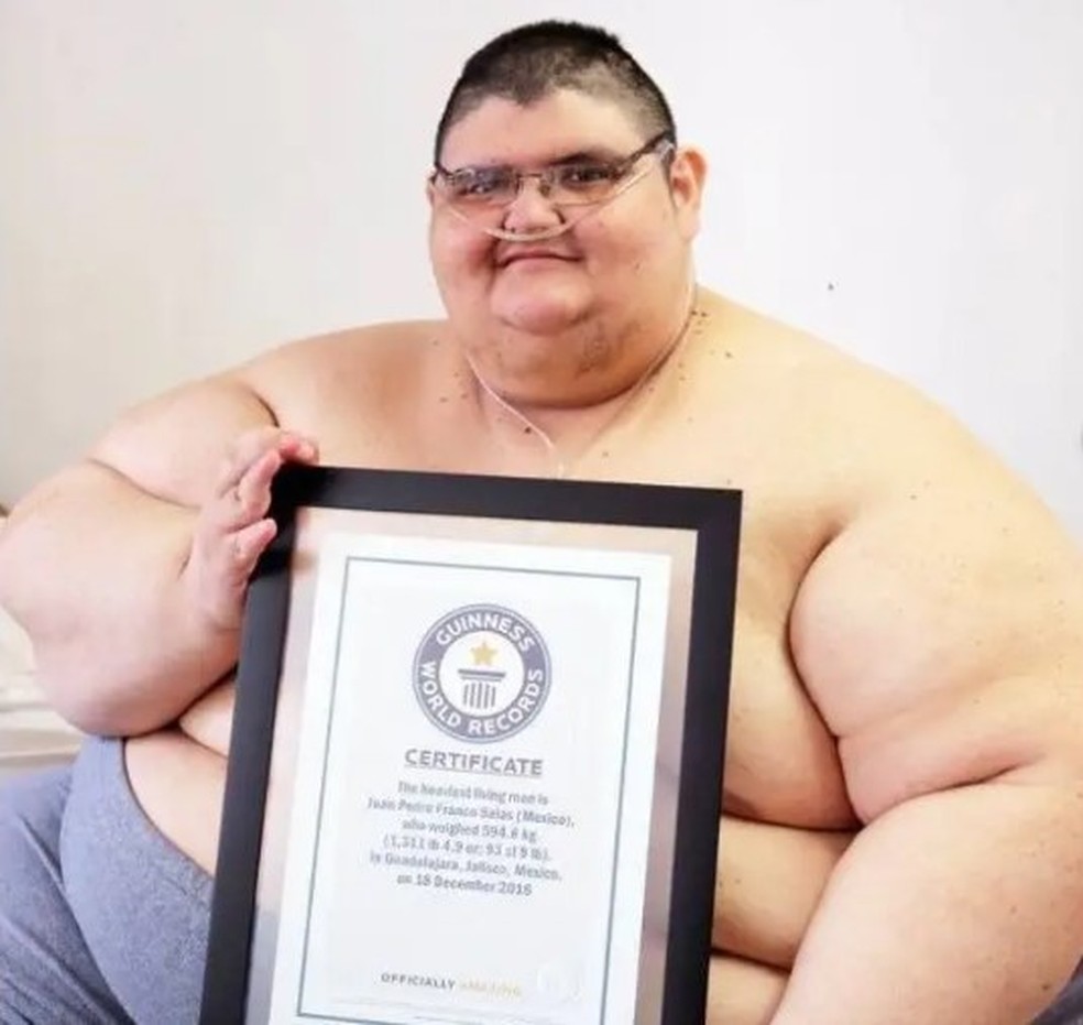 Juan Pedro Franco exibe o certificado do Guinness — Foto: Reprodução