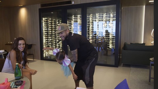 Neymar abre as portas de sua mansão em Santos e compartilha transformações após paternidade