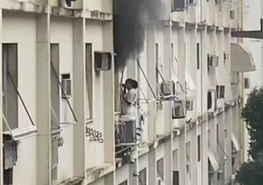 Com apartamento em chamas, mulher se abriga em parapeito de prédio em Copacabana