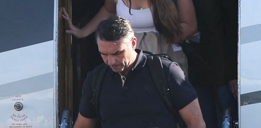 Voo com Flávio Bolsonaro e familiares pousa em Miami, nos EUA