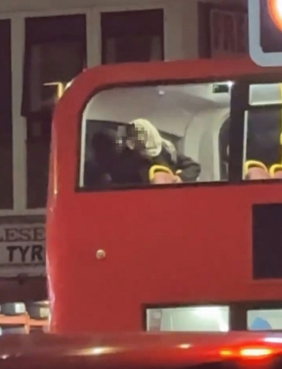 Casal é flagrado em ato sexual dentro de ônibus em Londres — Foto: Reprodução/X