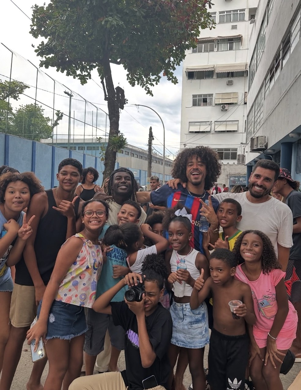 O ator Jonathan Azevedo com o rapper L7nnon em evento para a criançada na Cruzada São Sebastião — Foto: Arquivo pessoal