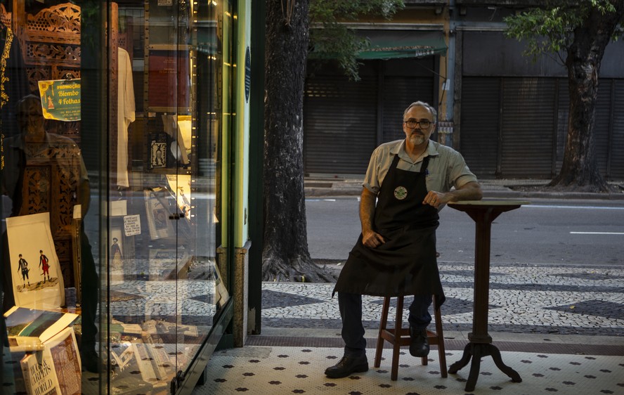 Rua da Carioca vai virar 'Rua da Cerveja”, modelo vai ser parecido com o Reviver Centro Cultural. Yansel Galindo, 53 anos, dono da 'Café do bom, Cachaça da boa'