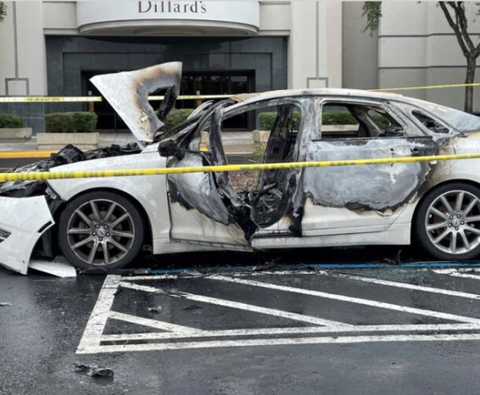 Carro de Alicia Moore destruído após pegar fogo no estacionamento de shopping na Flórida — Foto: Divulgação/Oviedo Police Department