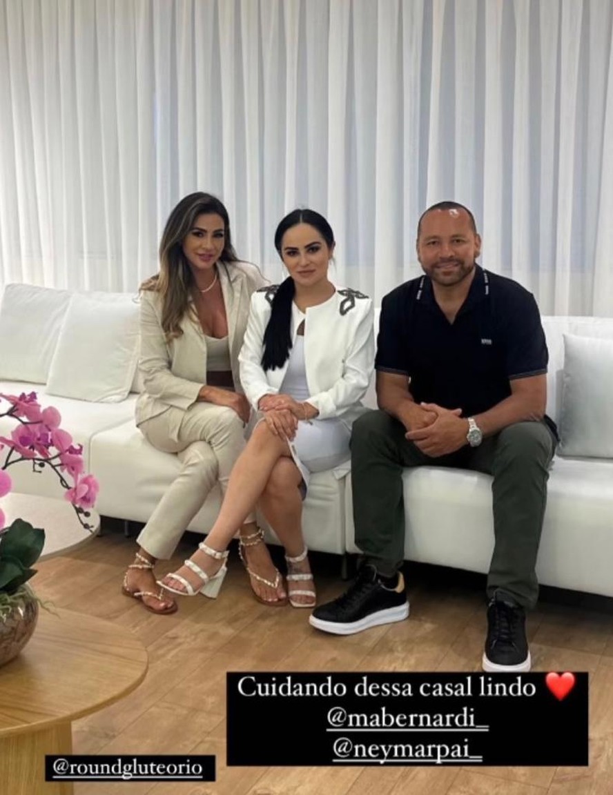 Pai de Neymar vai com namorada à clínica de tratamento de bumbum