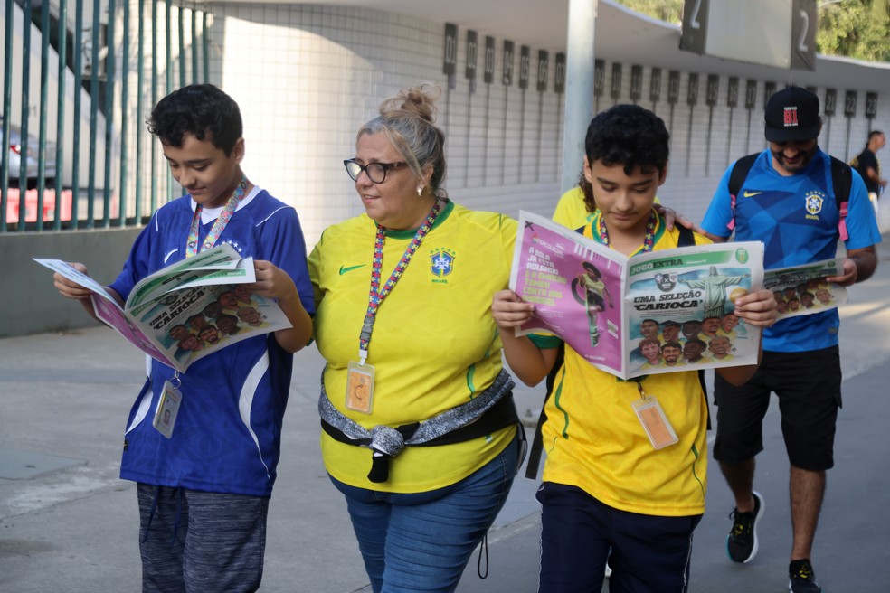 Gêmeos Matheus (blusa amarela) e Rafael Paiva (blusa azul), de12 anos, acompanhados da mãe, Roberta Paiva — Foto: Fabiano Rocha