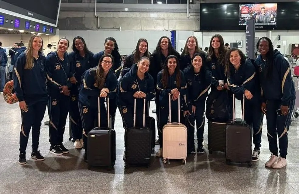 Sele&ccedil;&atilde;o B feminina no embarque rumo a Lima &mdash; Foto: Divulga&ccedil;&atilde;o / CBV