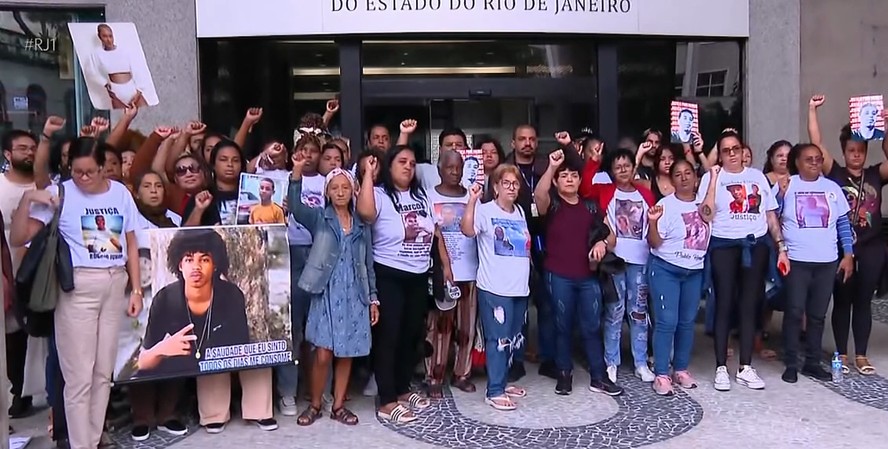 Mães de vítimas da violência policial do Rio de Janeiro fazem ato em frente ao Ministério Público