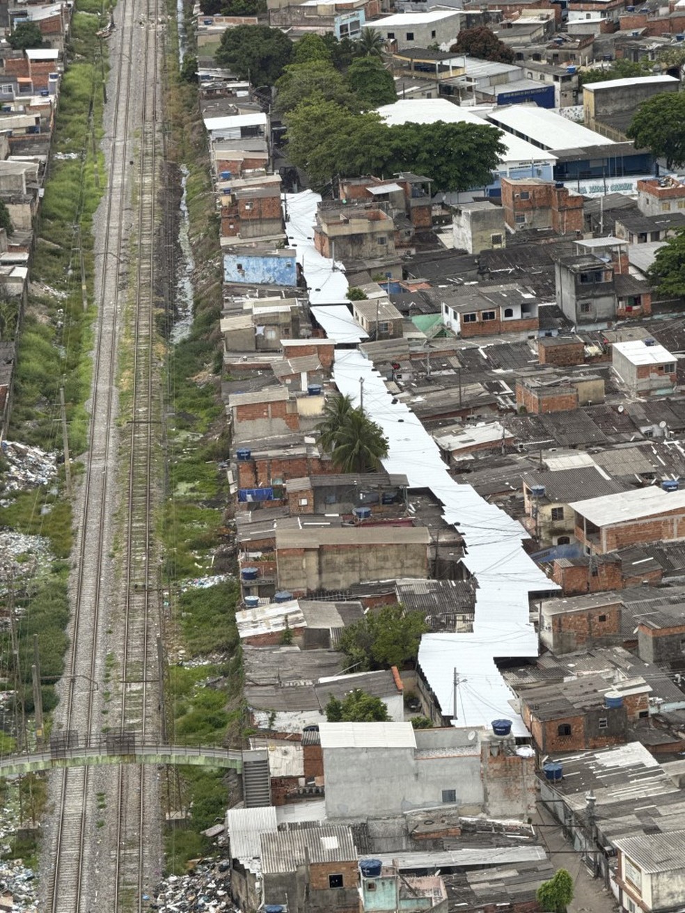 Segundo a pol&iacute;cia, a estrutura &eacute; usada como "anti-drone" &mdash; Foto: Reprodu&ccedil;&atilde;o / TV Globo