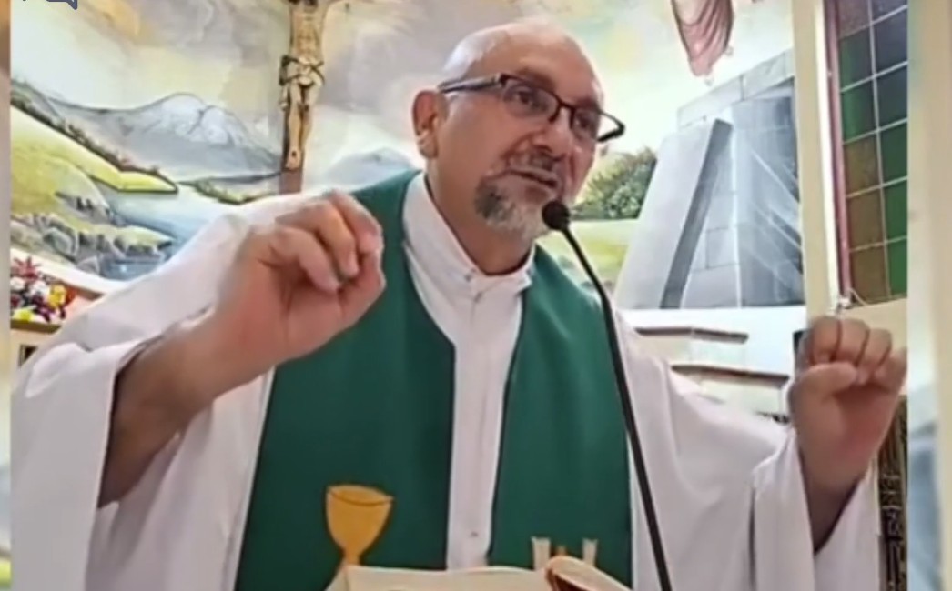 ‘Todos vamos morrer’: vídeo mostra últimas palavras de padre que morreu atingido por cruz durante missa
