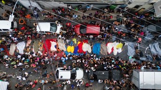 Foto aérea mostra corpos retirados da mata pela população