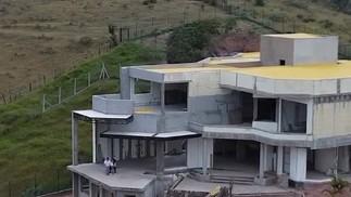 Ex-BBBs Mariana e Daniel Saullo visitam a construção: foram 5 anos de obra para realizar o "projeto de vida" da mansão onde moram agora — Foto: Instagram/reprodução