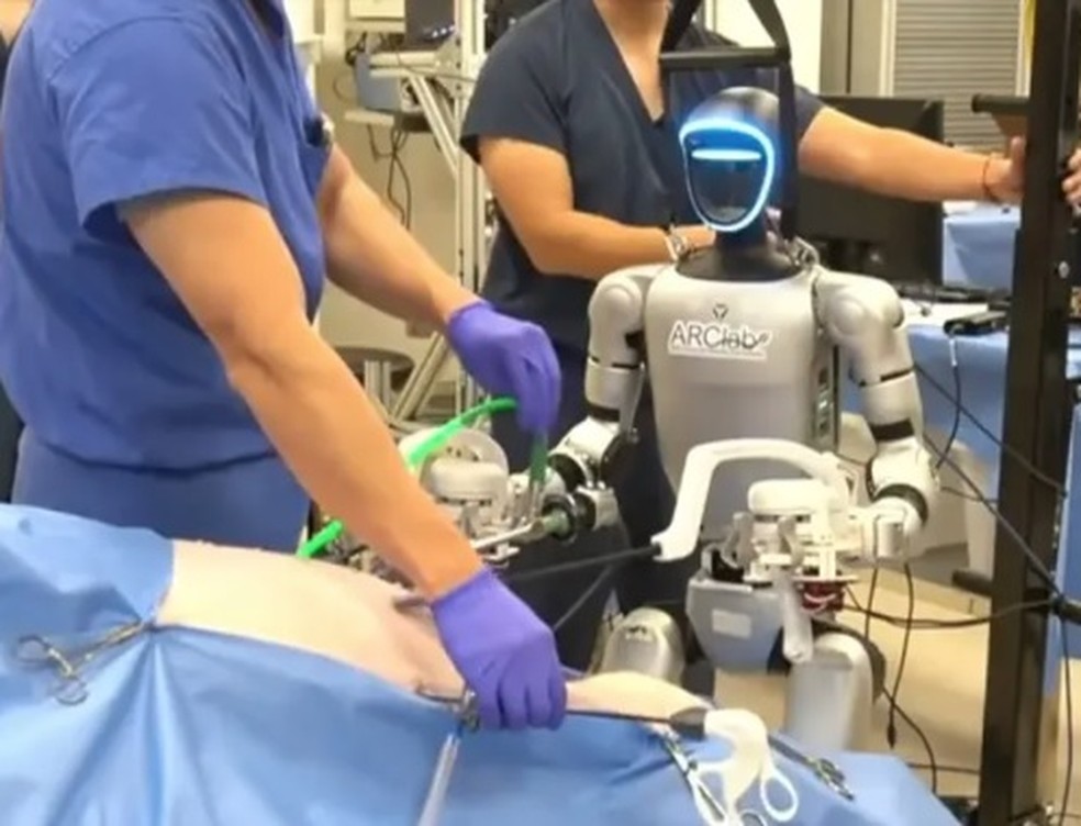 Robô humanoide participa de cirurgia em San Diego (EUA) — Foto: Reprodução