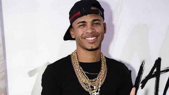 DJ Rennan da Penha, criador da Parada LGBTQIA+ no Complexo da Penha, é criticado por transfobia contra Erika Hilton