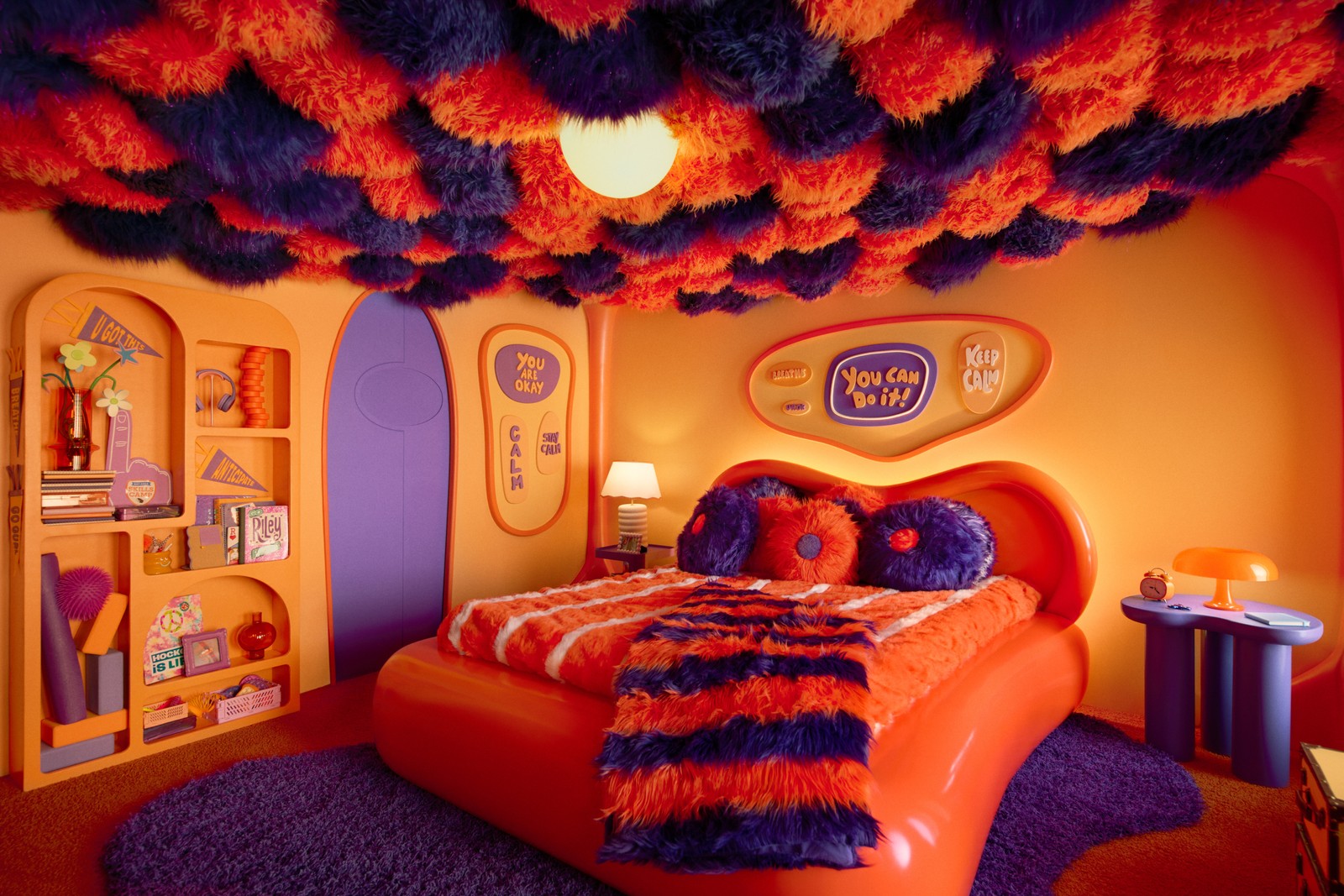 Quarto com cama queen em que hóspedes poderão dormir na casa inspirada no filme "Divertida mente" — Foto: Damien Maloney/divulgação