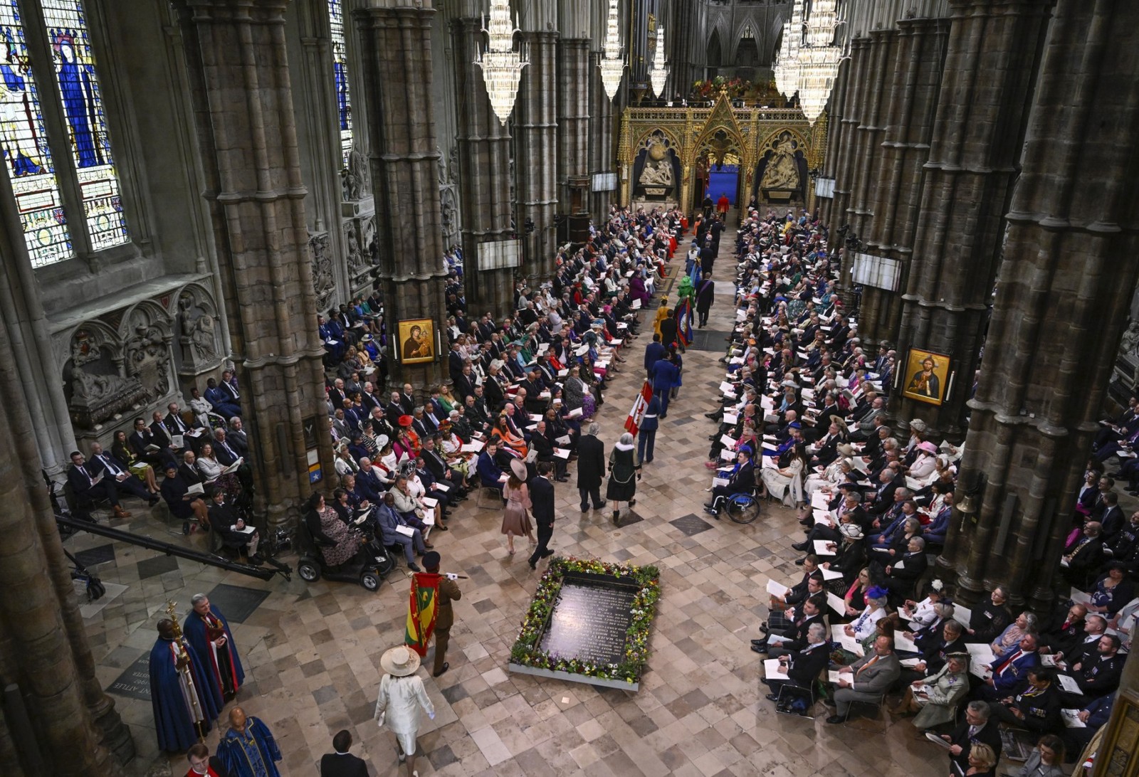 Imagem de dentro da Abadia de Westminster, onde ocorrerá a cerimônia de coroação — Foto: AFP