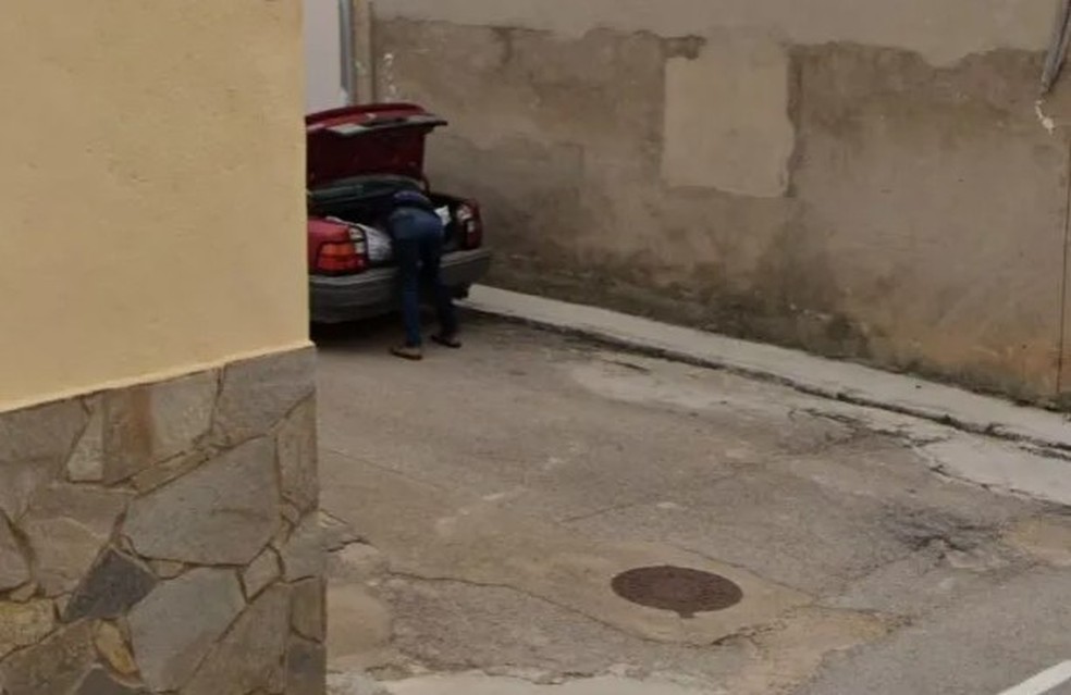 Restos mortais de homem são colocados no porta-malas de carro na Espanha — Foto: Reprodução