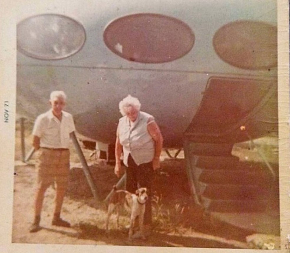 Registro de 1971 de um casal vivendo com um cão numa 'Casa do Futuro' nos EUA — Foto: Reprodução