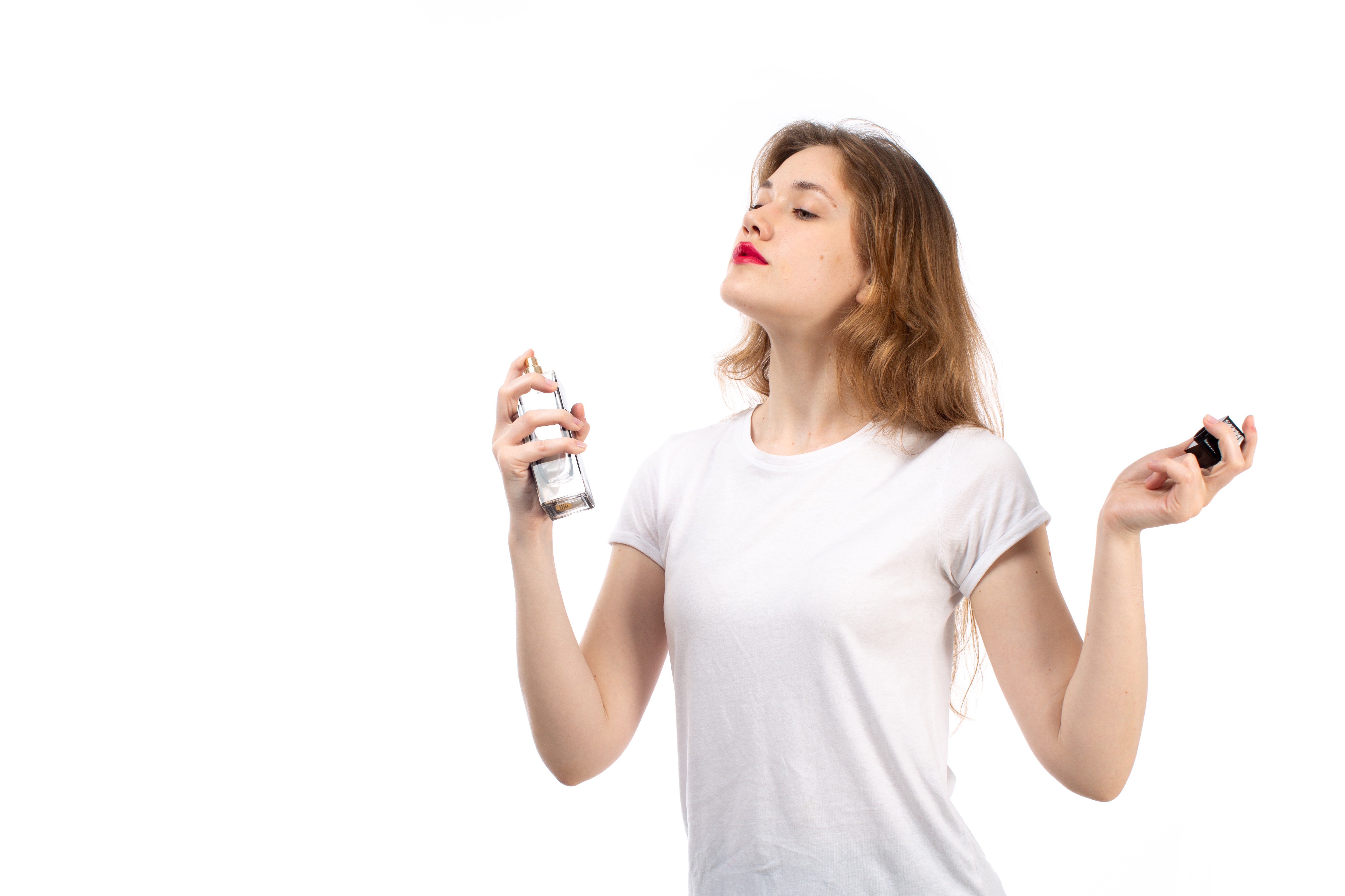 Borrifar perfume no pescoço faz mal à saúde? - QTU Questões do Universo