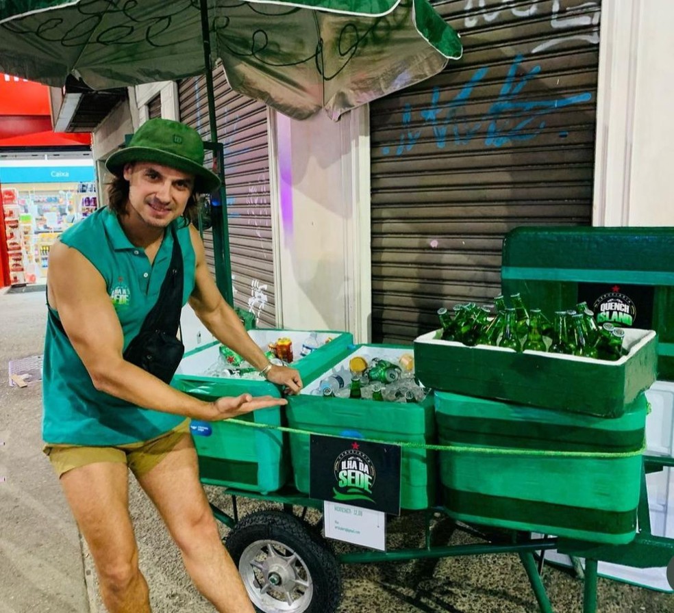 Ator Daniel Erthal vende cerveja nas ruas do Rio — Foto: Instagram