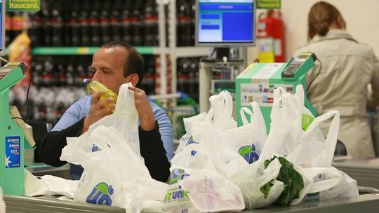 Deputados querem proibir a cobrança por sacolas plásticas em mercados