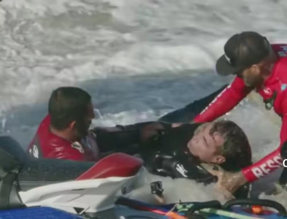 Momento do resgate de Carlos Burle — Foto: Reprodução/Instagram