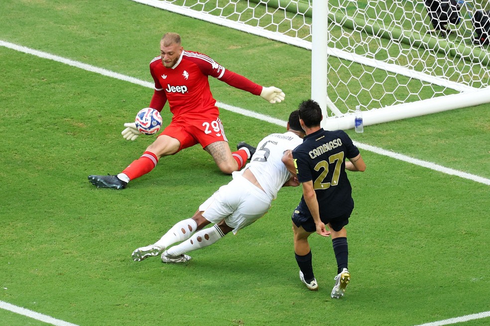 Di Gregorio para chute de Bellingham na pequena área em Real Madrid x Juventus — Foto: Kevin C. Cox / GETTY IMAGES NORTH AMERICA / Getty Images via AFP