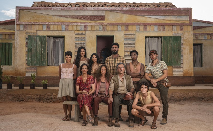 Zefa Leonel (Andrea Beltrão), Tico Leonel (Alexandre Nero) com seus filhos e agregados na novela 'No rancho fundo'
