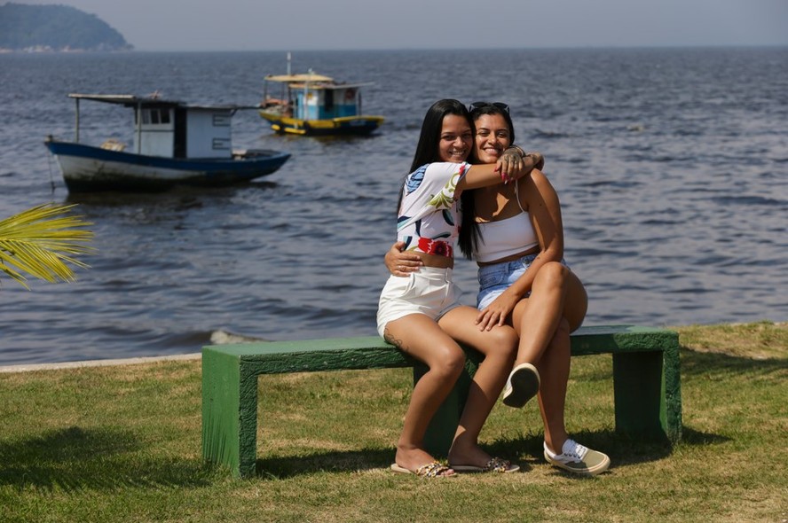 Danielle Estevão Fortes (à direita) foi presa por engano, em 2019, durante 11 dias, por um crime cometido por sua irmão Daniela . Danielle ''top branco'' e sua irmã Daniela (à esquerda)