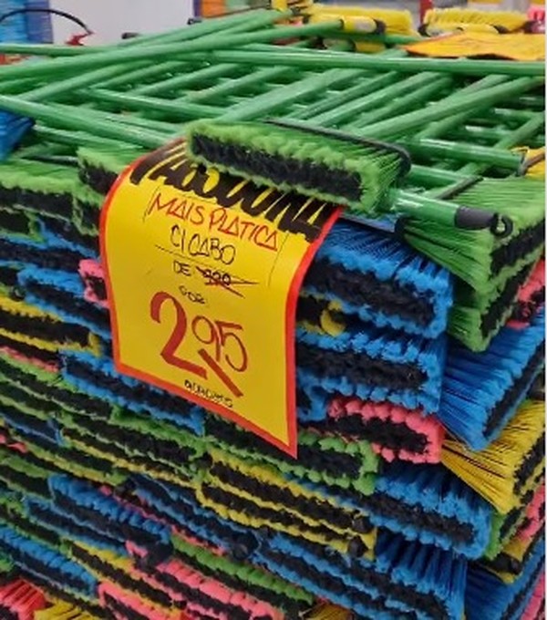 Vassoura a R$ 2,95 gerou disputa em loja de Campo Grande, na Zona Oeste do Rio — Foto: Reprodução