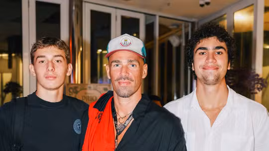 Mano Wladimir, filho de Marisa Monte, surge em raro momento a dois com o pai em noite de estrelas no Rio