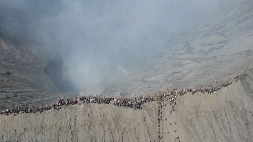 Fiéis hindus participam de ritual de sacrifício em vulcão na Indonésia