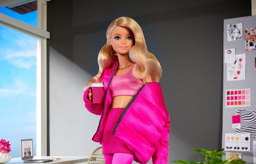 Idosa celebra aniversário com roupa e decoração da Barbie no