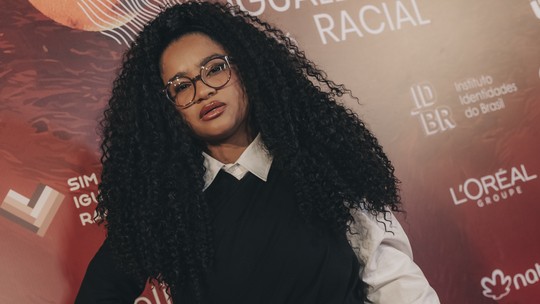 Tia Milena aposta em cabelão volumoso e rouba a cena no Prêmio Sim à Igualdade Racial Tia Milena aposta em cabelão volumoso e rouba a cena no Prêmio Sim à Igualdade Racial