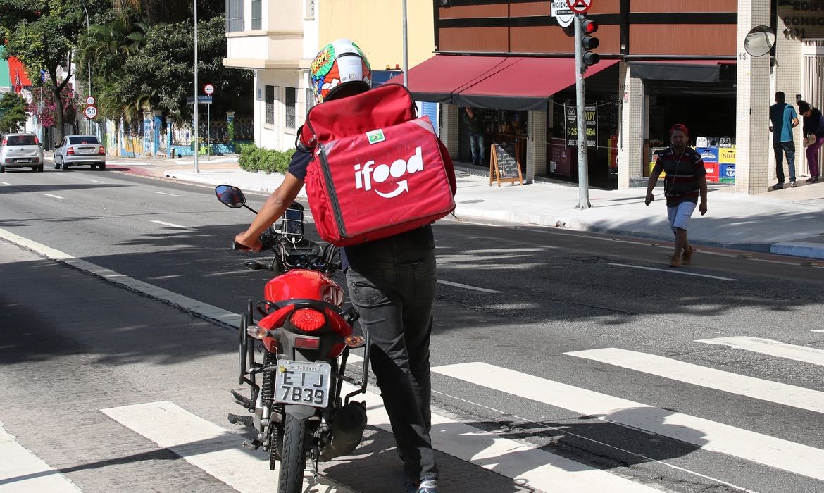 Justiça determina que INSS analise pedidos de benefícios feitos por entregadores acidentados do iFood. Entenda