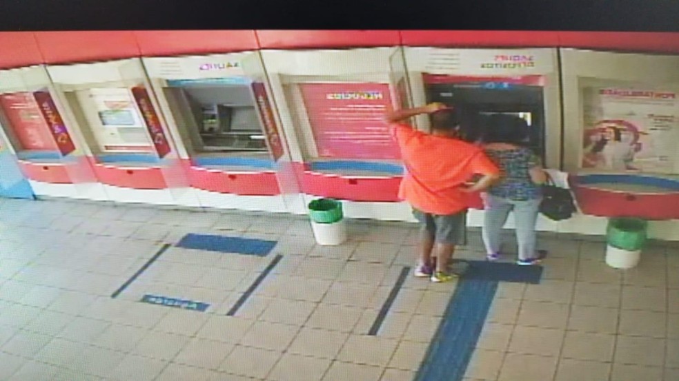 Imagens de dentro da ag&ecirc;ncia banc&aacute;ria mostram o momento em que a v&iacute;tima foi ao caixa sacar dinheiro &mdash; Foto: Reprodu&ccedil;&atilde;o
