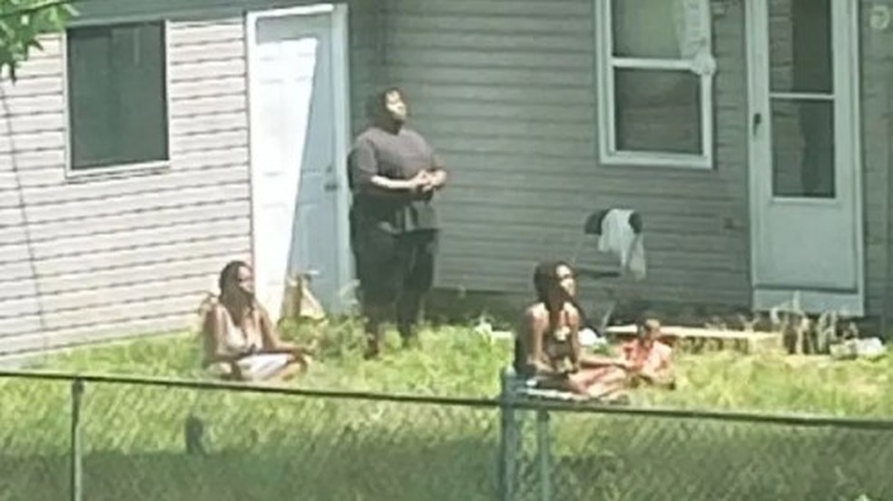 Seguidores de Rashad Jamal meditam do lado de fora de casa no Missouri &mdash; Foto: Reprodu&ccedil;&atilde;o/Berkeley Police Department