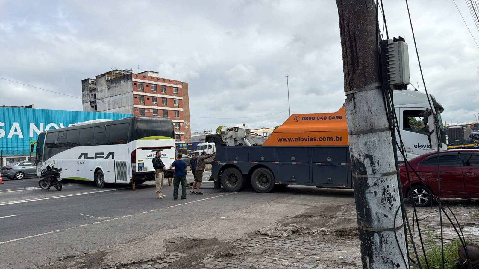 Criminosos provocam interdições e queimam pneus na BR 040, em Duque de Caxias