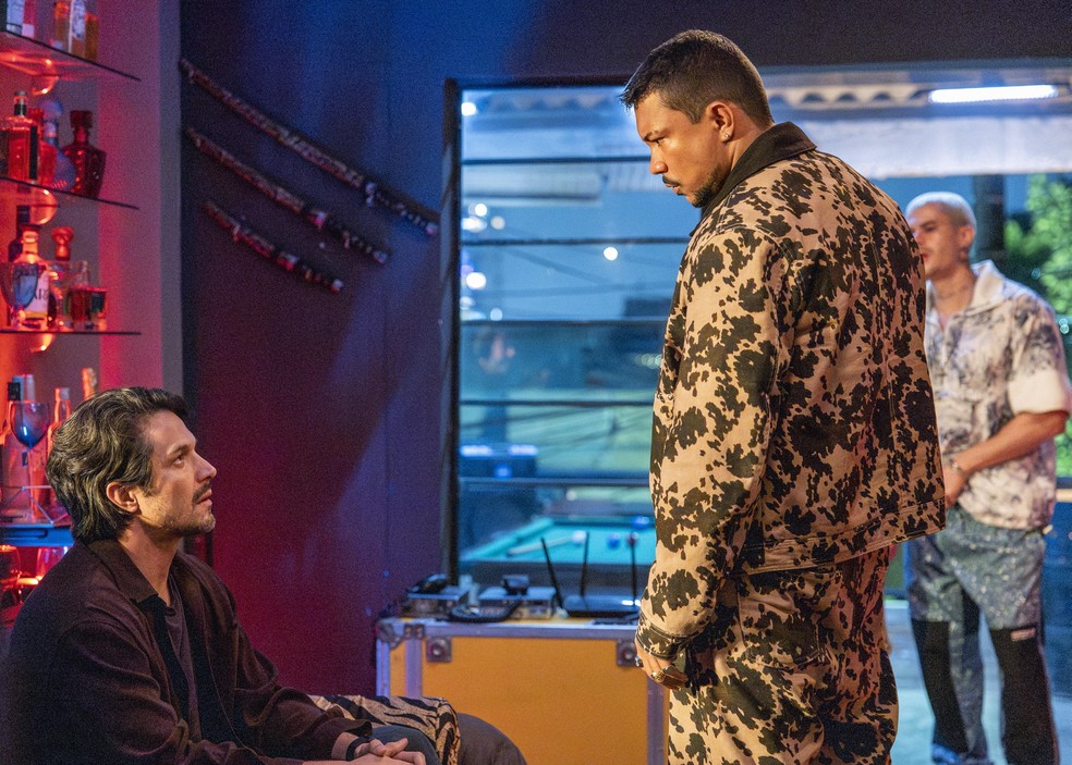 Bagdá (Xamã) ameaça a vida de Paulinho (Romulo Estrela) em 'Três Graças' — Foto: Gabriel Vaguel/Rede Globo