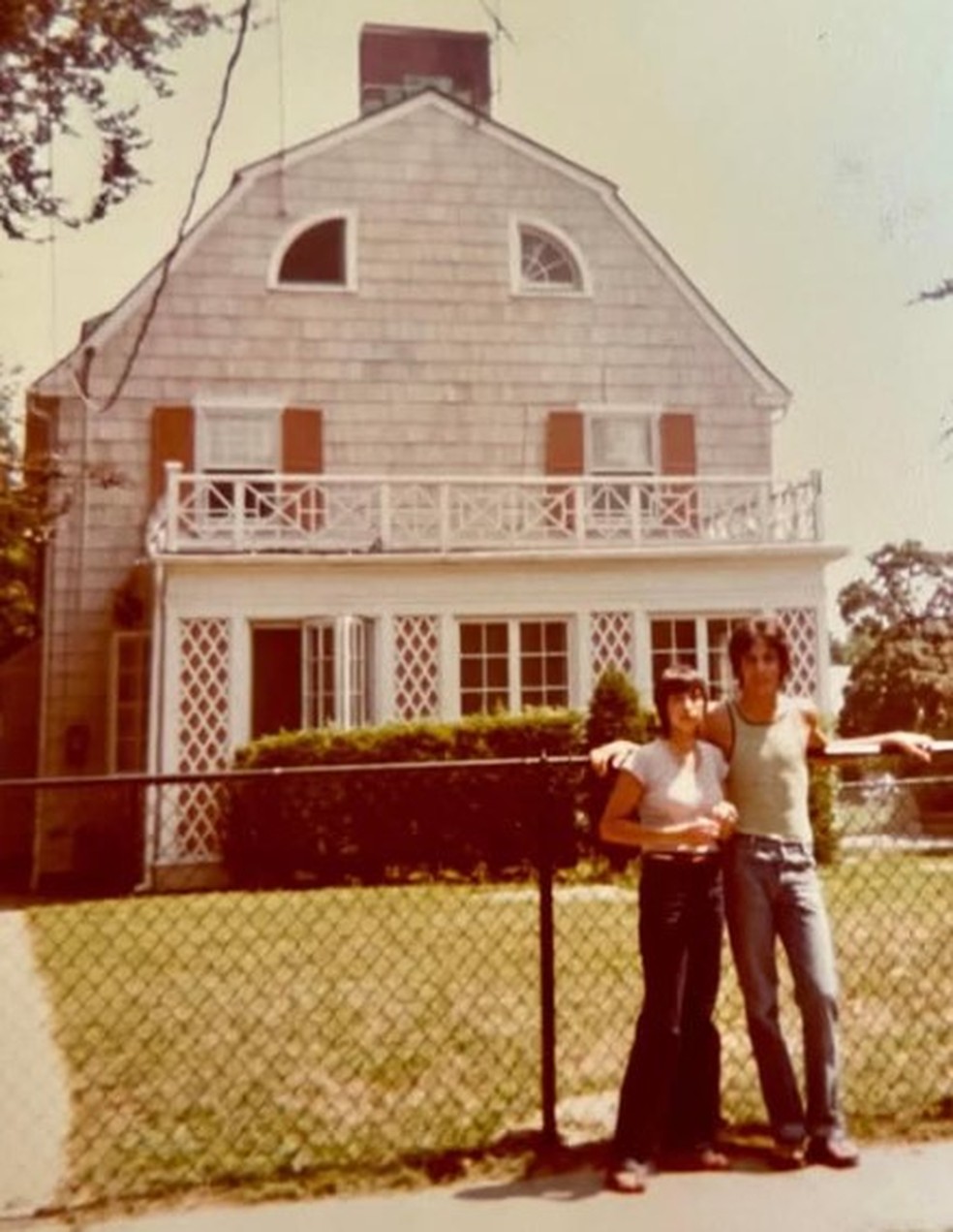 Turistas posam na frente da 'casa mal-assombrada' em Amityville &mdash; Foto: Reprodu&ccedil;&atilde;o