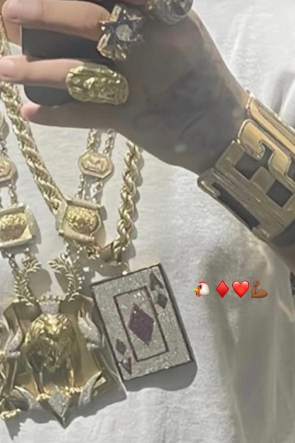 Cordões de símbolo do Galo e do  tráfico da Az de ouro — Foto: Reprodução redes sociais