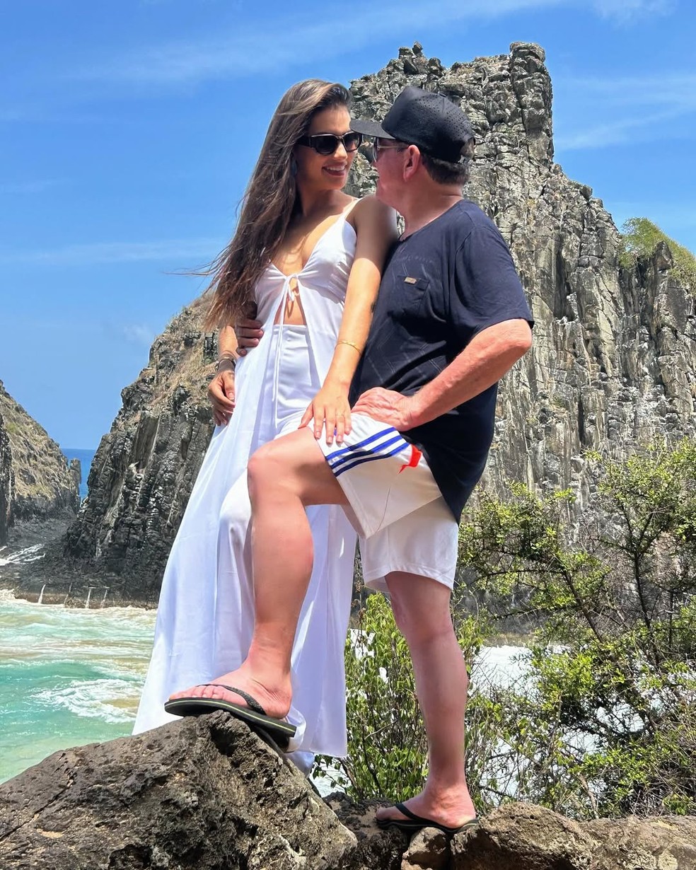 Amado Batista namora Calita Franciele — Foto: Reprodução/Instagram